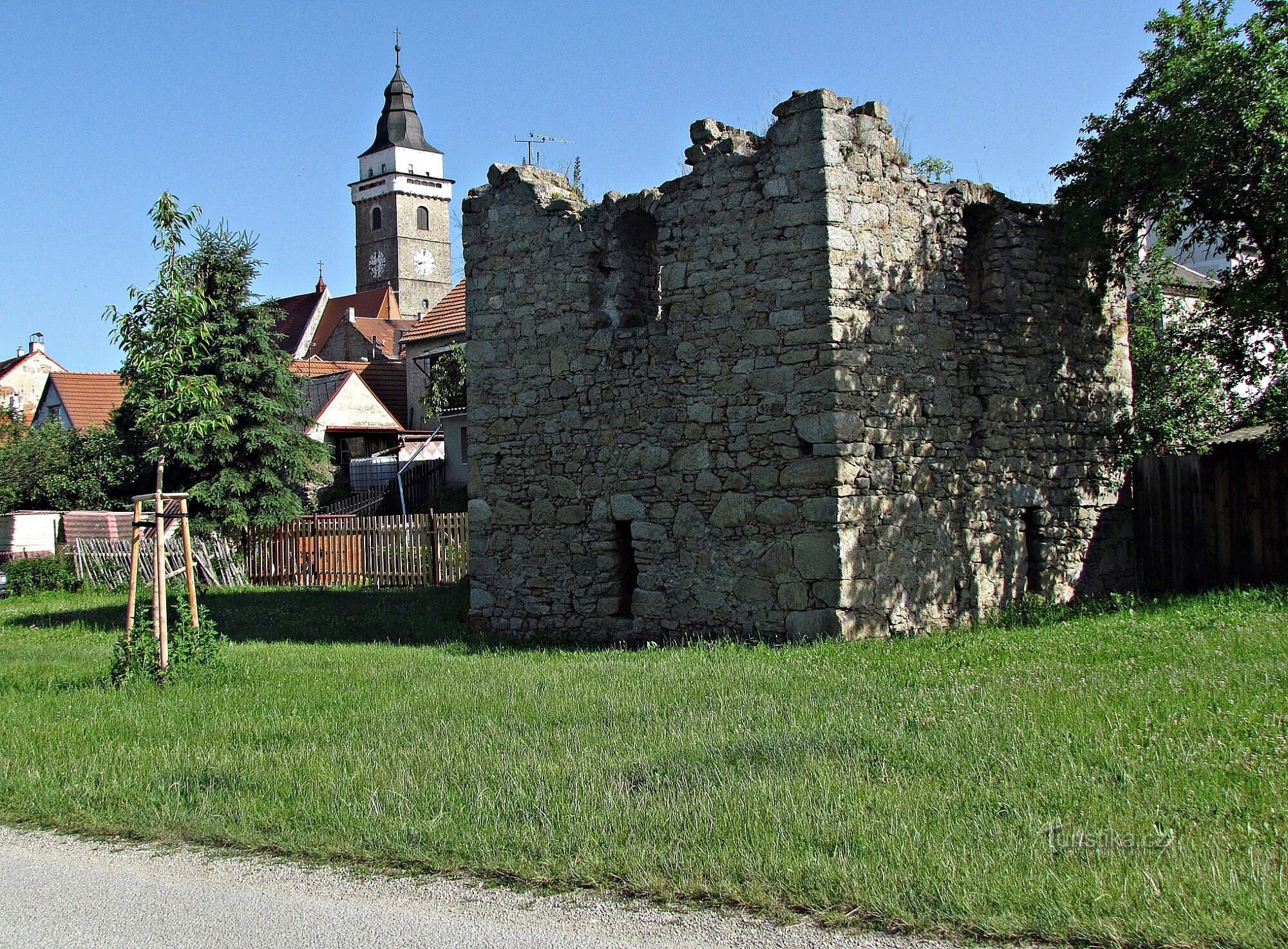 os restos das fortificações no lado leste da cidade