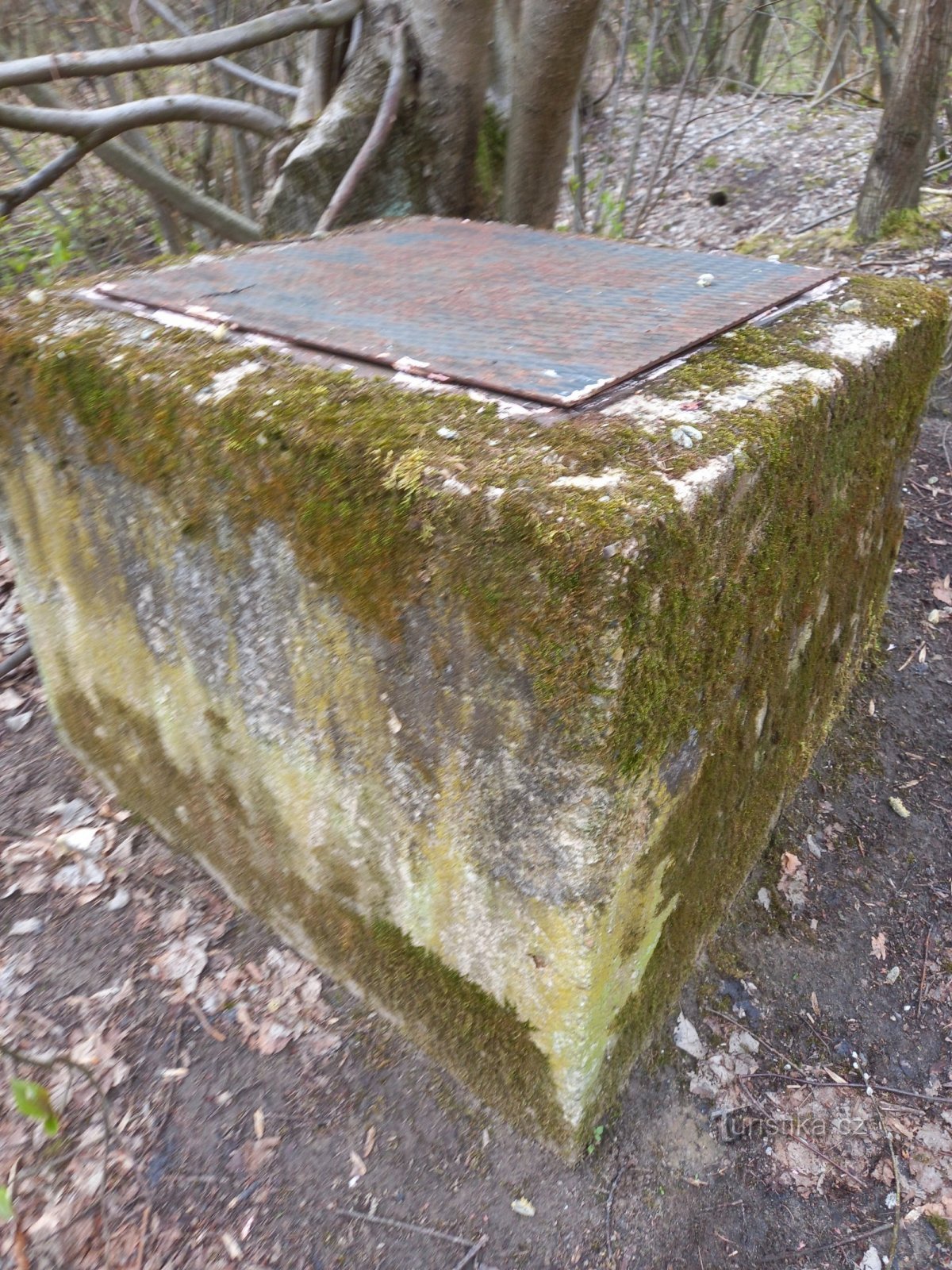 I resti di un rifugio antiaereo a Doubravice