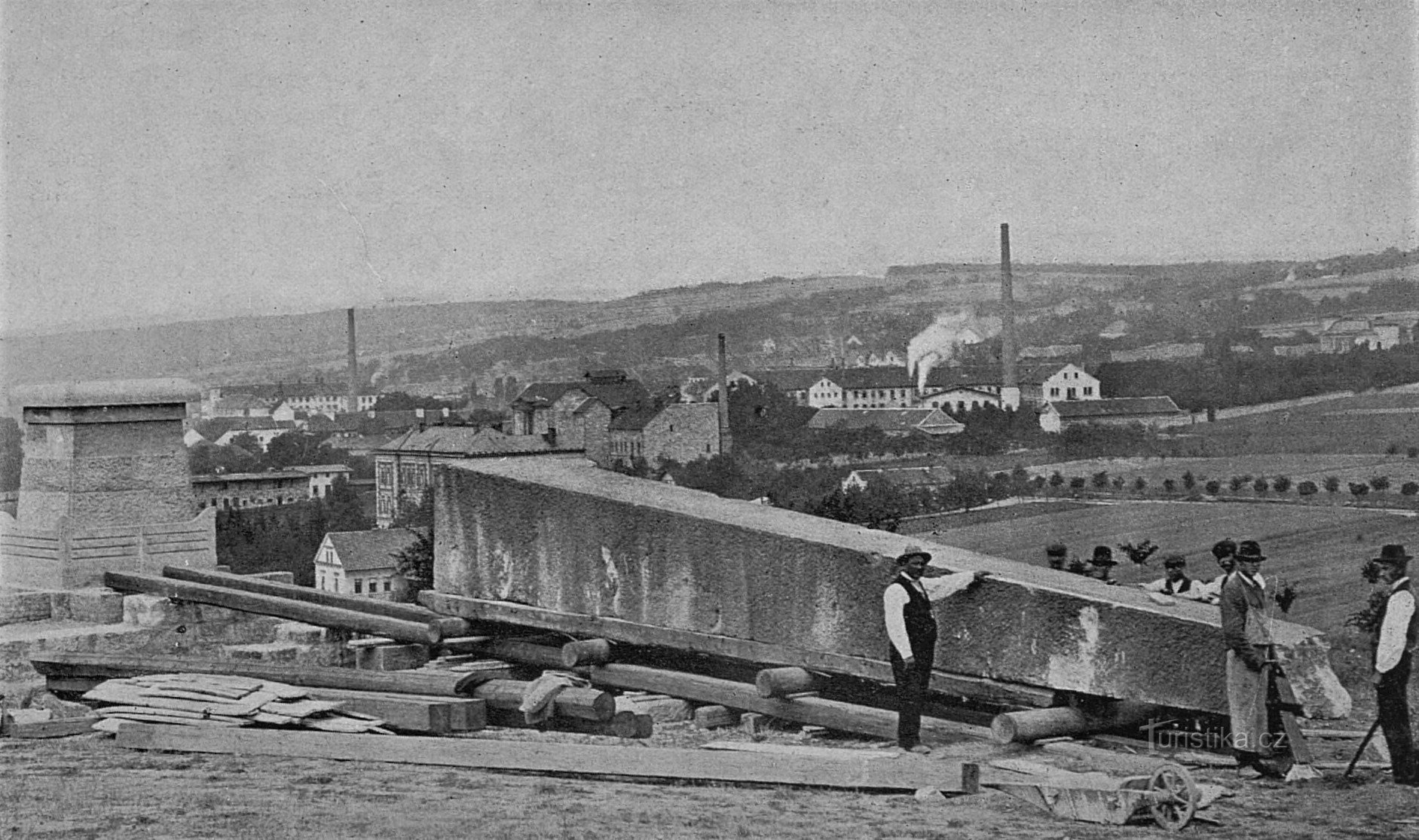 Lucrare la obeliscul lui Riegro (Hořice, 1906)