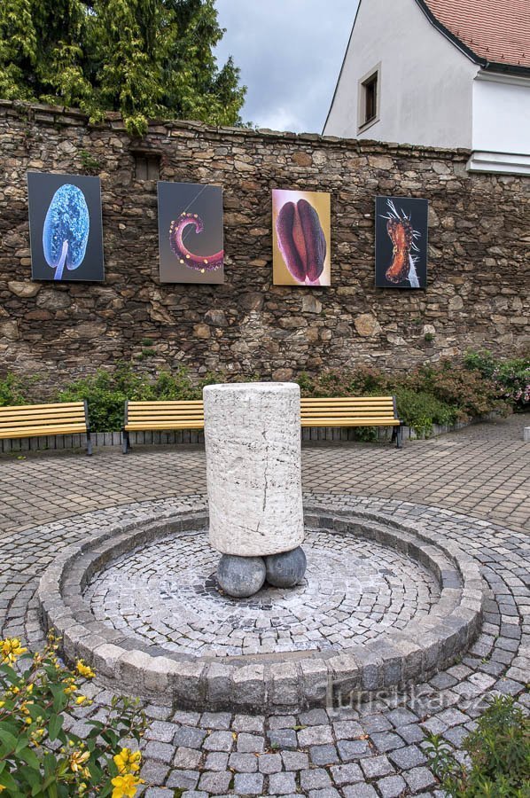 Prachatice – Brunnen in der Nähe der Mauern