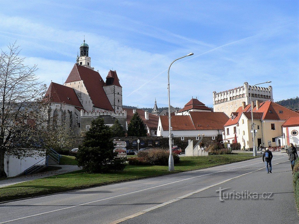 Prachatice，圣彼得教堂的景色来自小广场的 Jakub