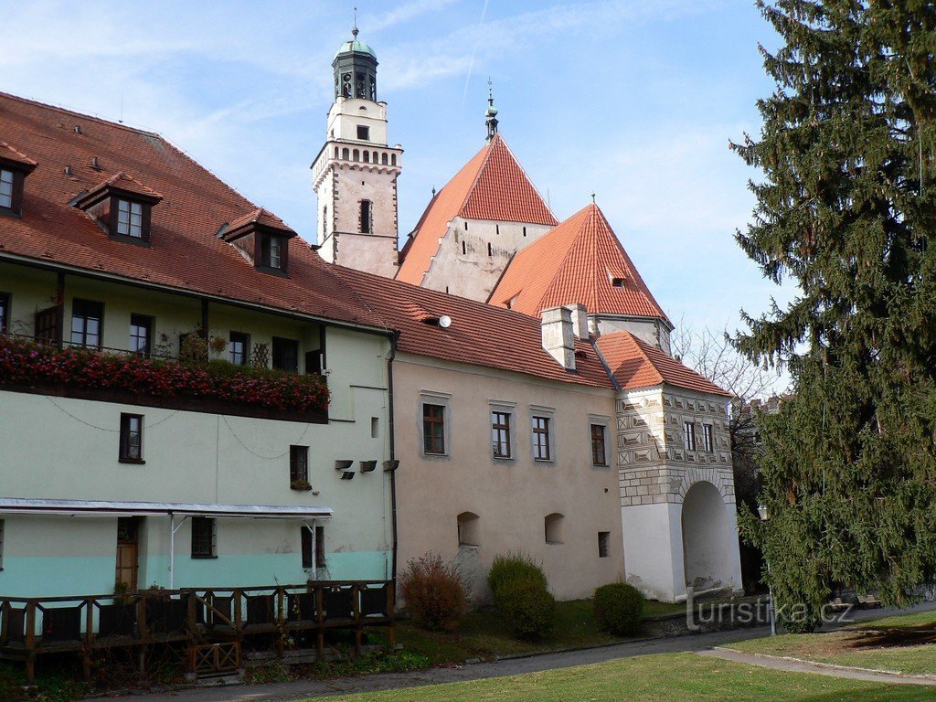 Prachatice, Blick auf die Kirche vom Park am Zaun