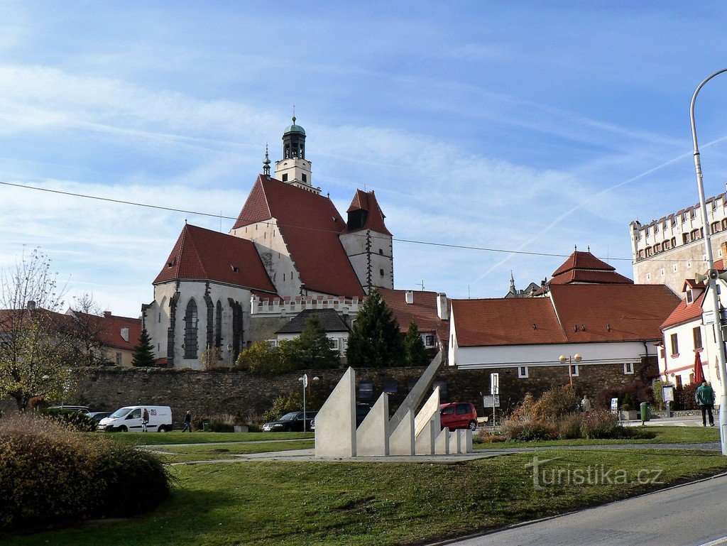 Prachatice, o relógio de sol e a igreja de St. jakub