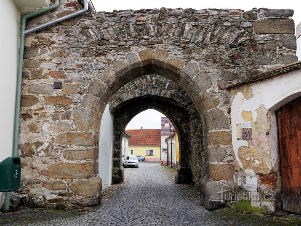 Prachatic gate, utsikt från söder