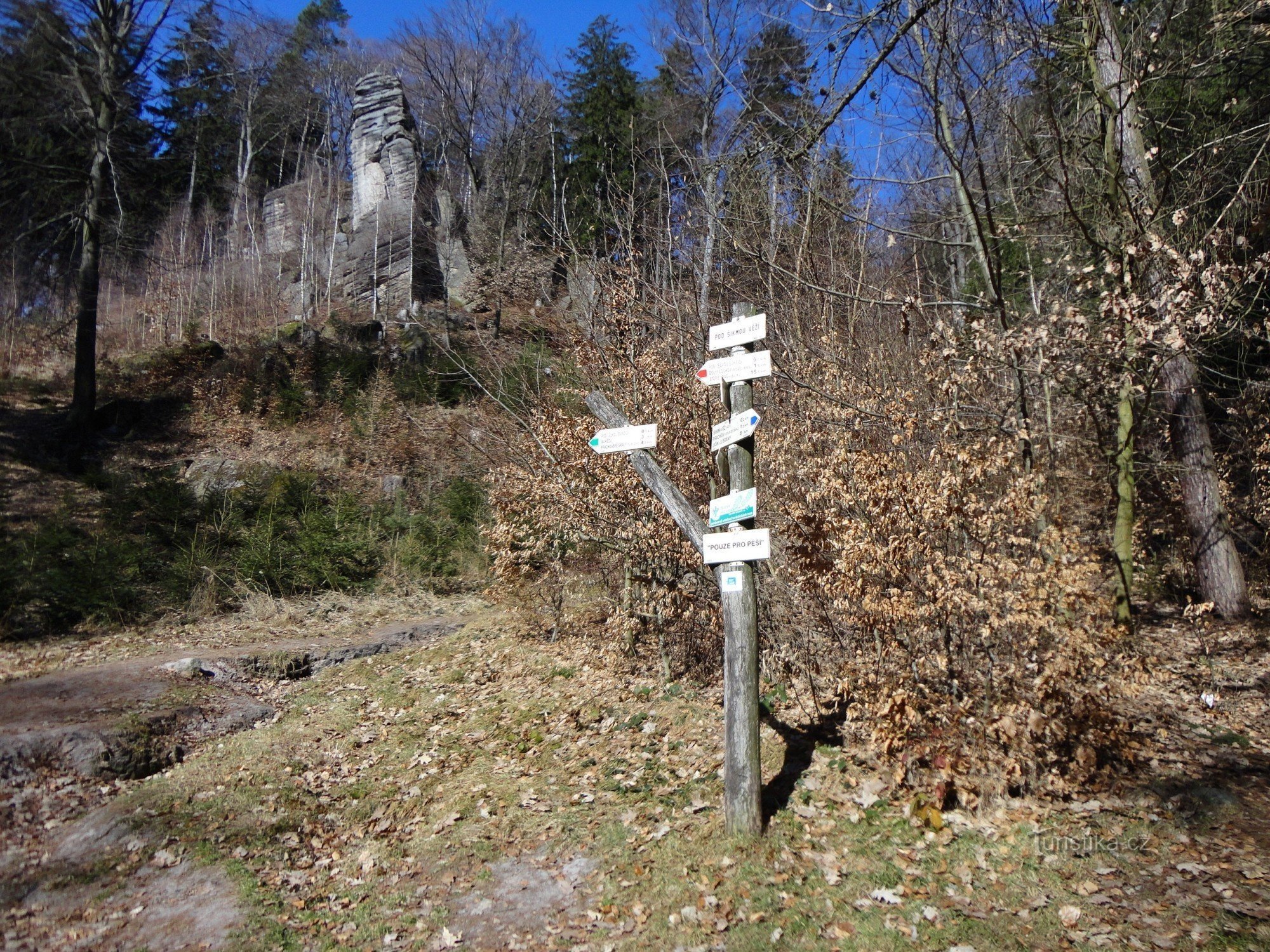 Prachovské skály - turistické rozcestí Pod Šikmou věží