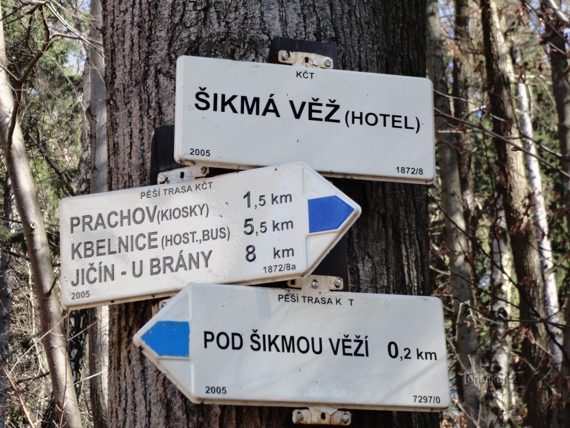 Prachovské skály - turistično križišče pri hotelu Sikmá věž