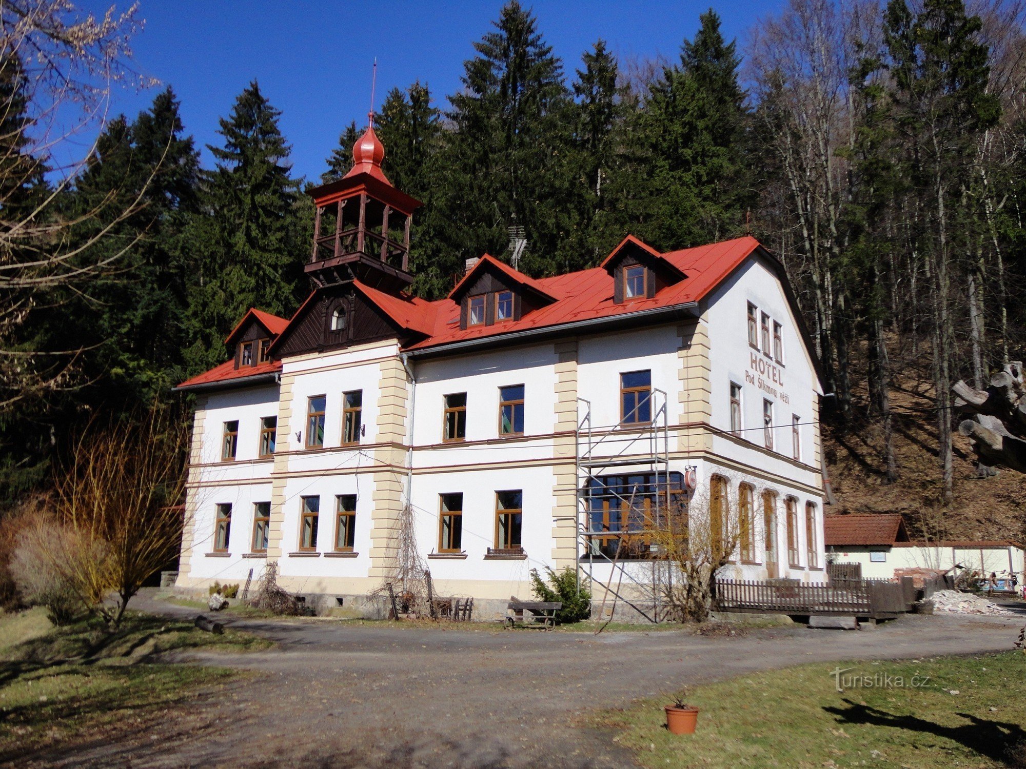 Prachovské skály - carrefour touristique près de l'hôtel Sikmá věž