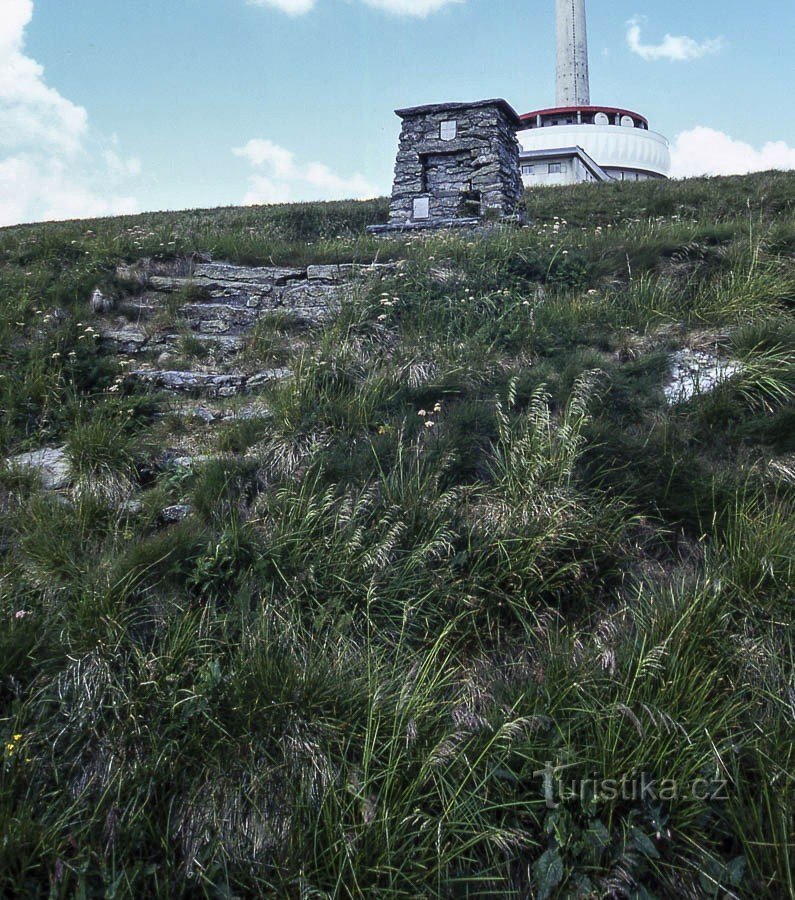 Pradedek - Engelsberški spomenik (in letno)