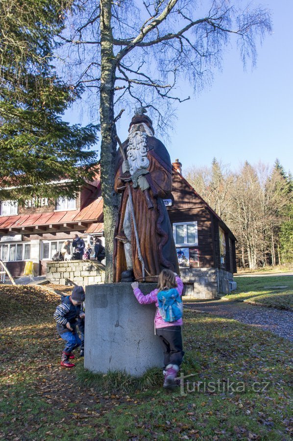 L'arrière-grand-père de Skrítku attire les jeunes