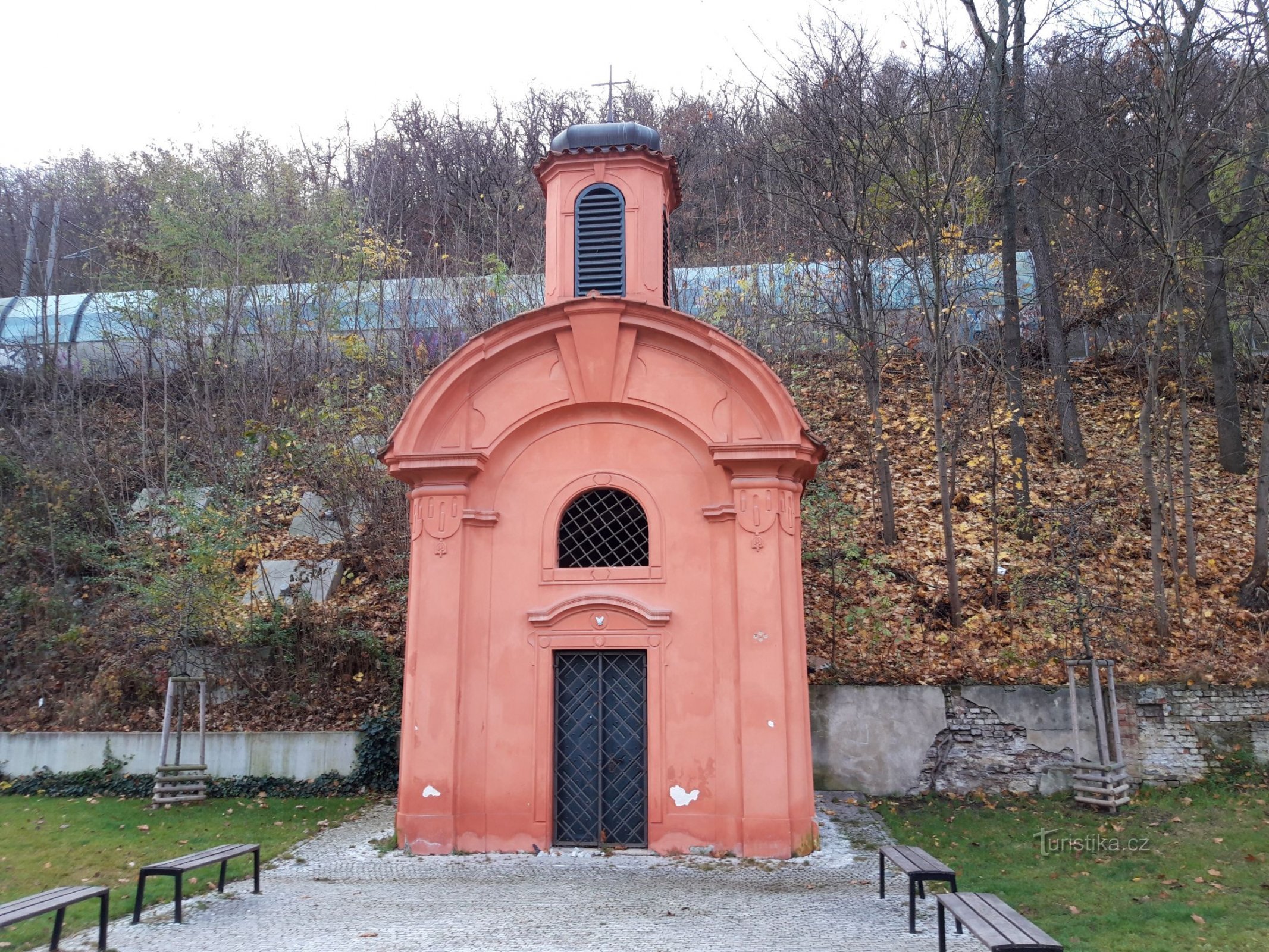 Praga y el edificio sacro conservado más antiguo de Karlín