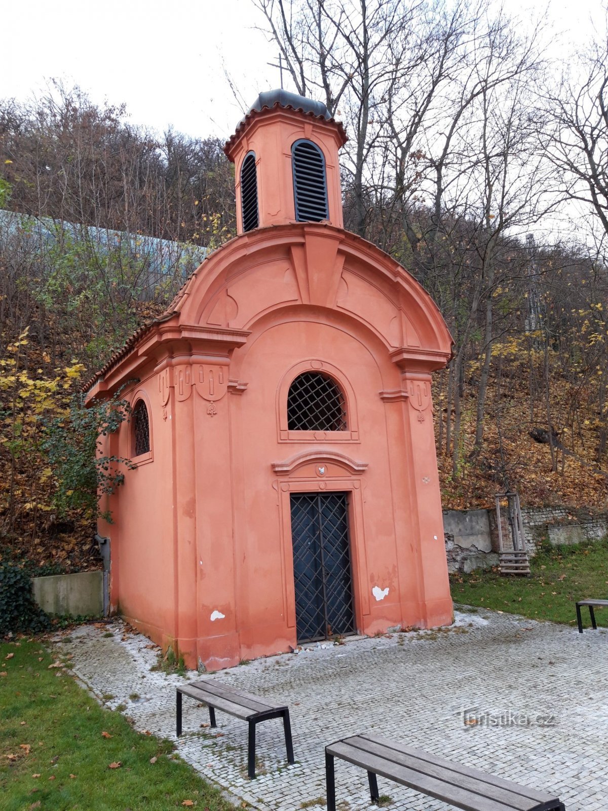 Πράγα και το παλαιότερο διατηρητέο ​​ιερό κτίριο στο Καρλίν