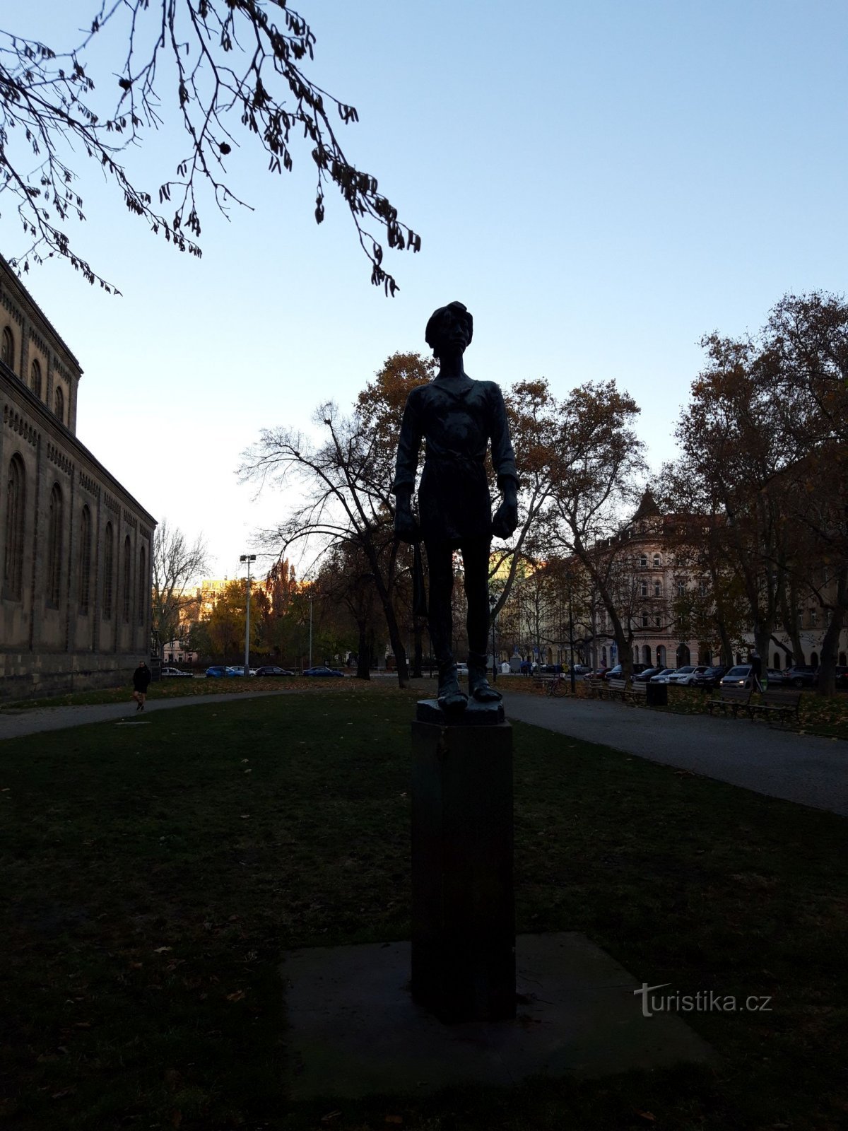 Prag och statyn av hussittvättaren i Karlín