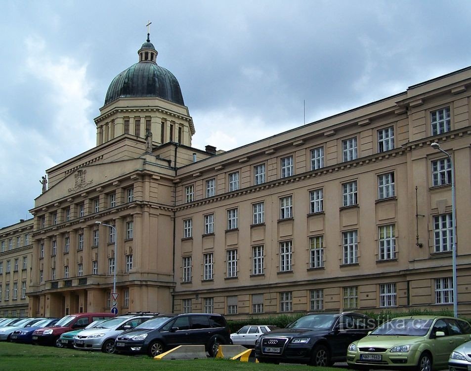 Praga - Seminário do Arcebispo com a Igreja de St. Vojtěch