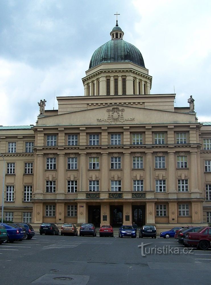 Prague - Séminaire de l'archevêque avec l'église St. Vojtech