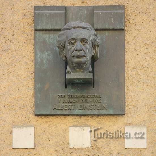 Praga, doprsni kip Alberta Einsteina v Lesnicki