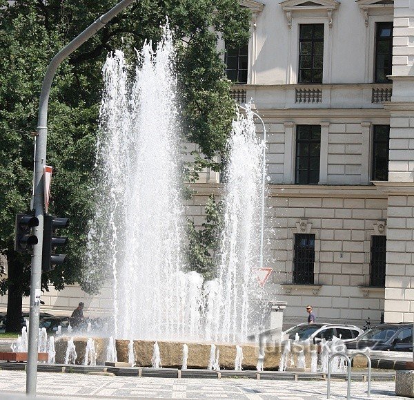 Prague, fontaine abîme du temps