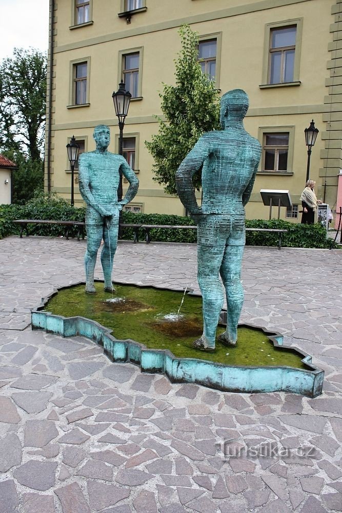Praga - olaria de Herget - escultura de homens fazendo xixi
