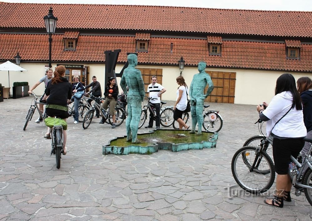 Praga - olaria de Herget - escultura de homens fazendo xixi