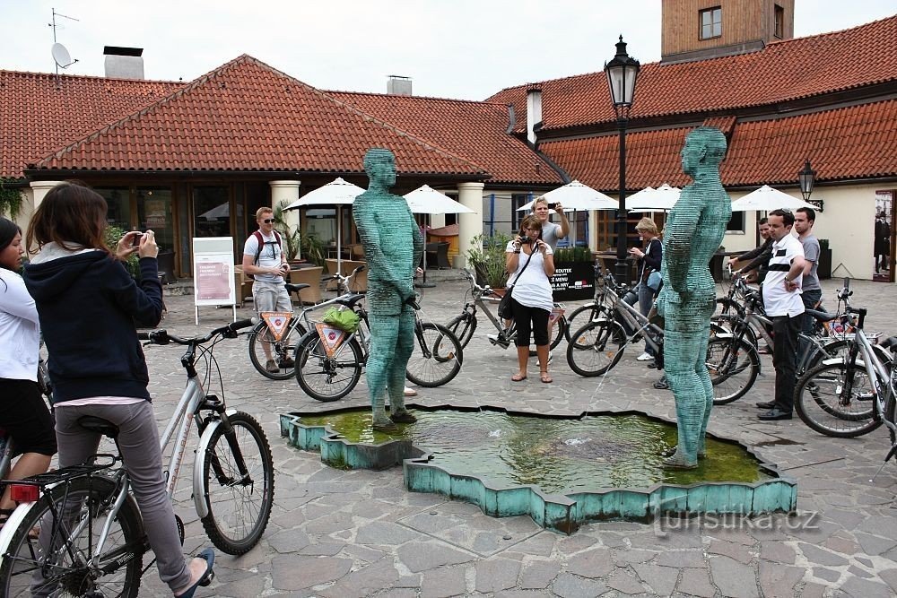 Prag - Hergets teglværk - Skulptur af mænd, der tisser