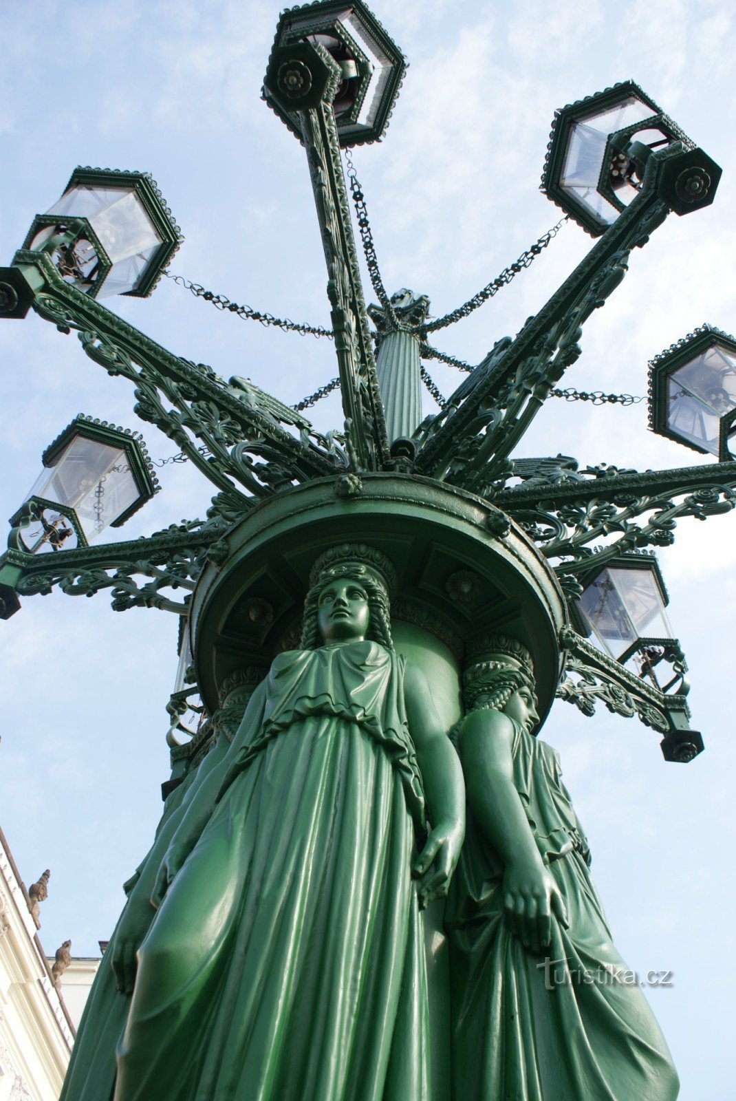 Praha - cột đèn chiếu sáng đường phố (đèn khí tám tia)