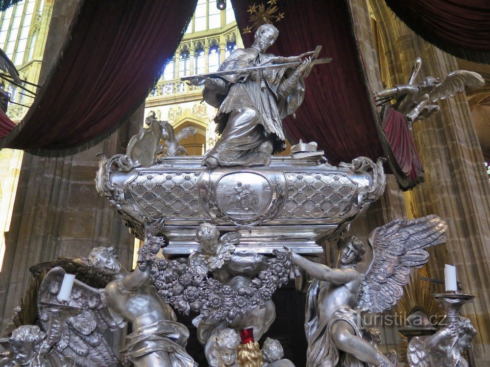 Praga - lápide da catedral de St. Jan Nepomucký, a maior peça de prata da República Checa