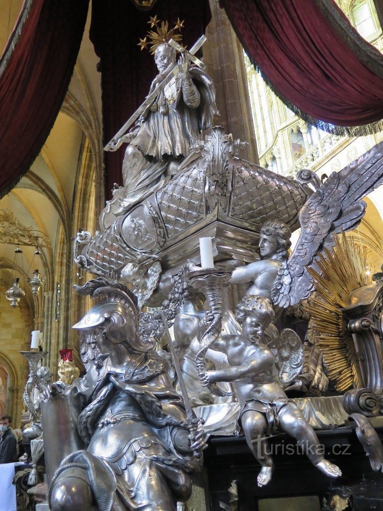 Praga - lápide da catedral de St. Jan Nepomucký, a maior peça de prata da República Checa