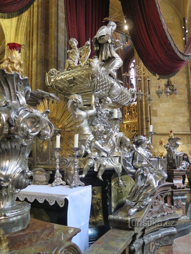 Praga - lápide da catedral de St. Jan Nepomucký, a maior peça de prata da República Checa