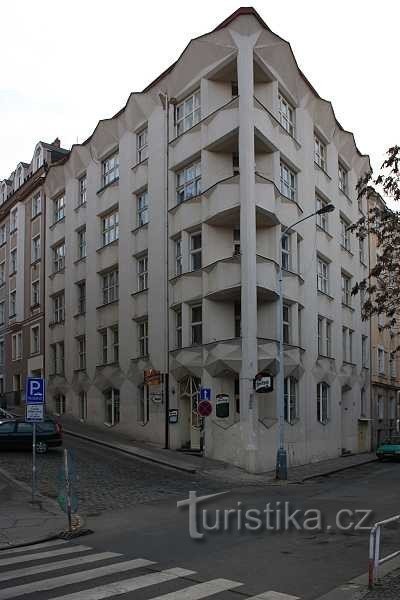 Praga, casă cubistă la colțul dintre Neklanova și Přemyslová
