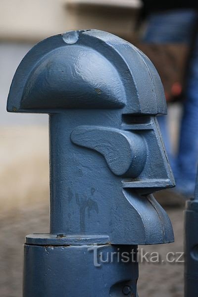 Praga, Malá Strana - postes de amarração em frente ao Palácio de Liechtenstein