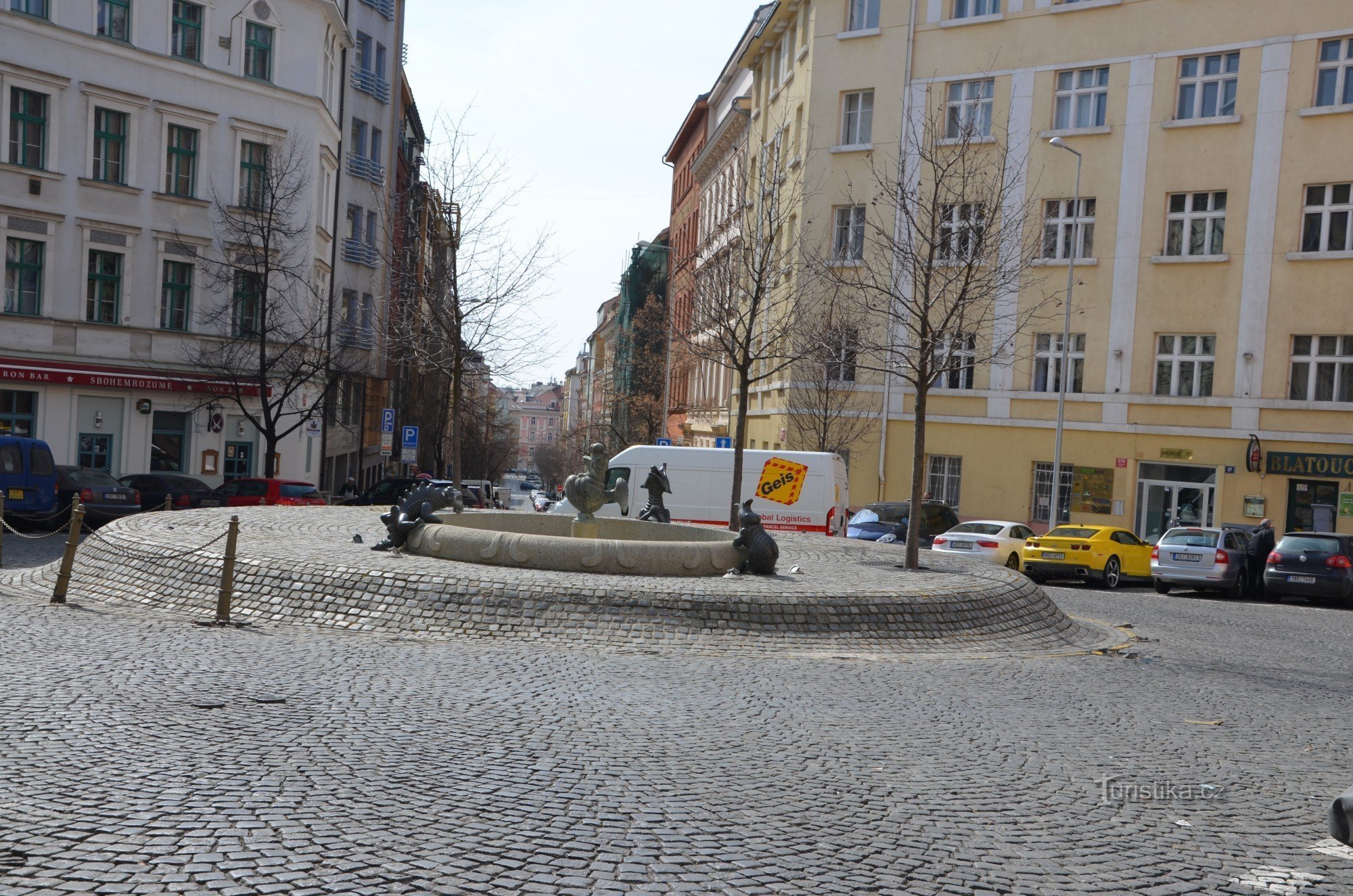 Praga - Fontana moderna sulla rotonda