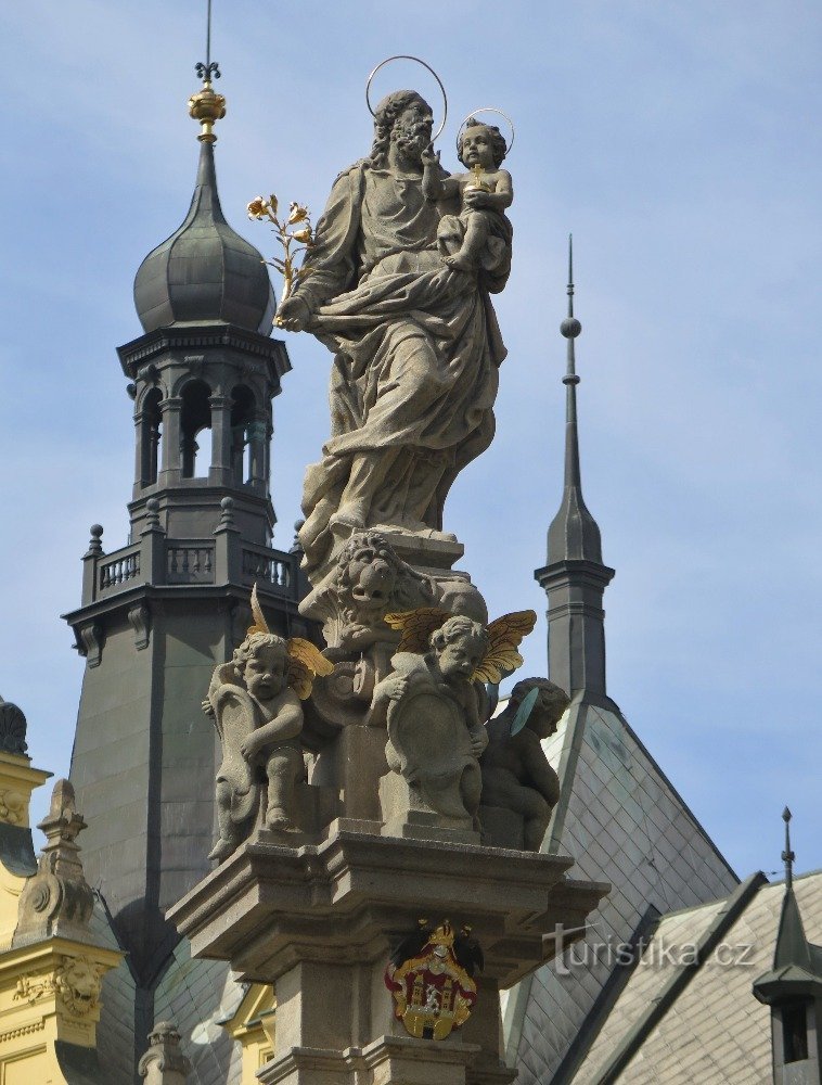 Praga (Città Nuova) - fontana, statua e colonna della peste di S. Josef su Karlov náměstí