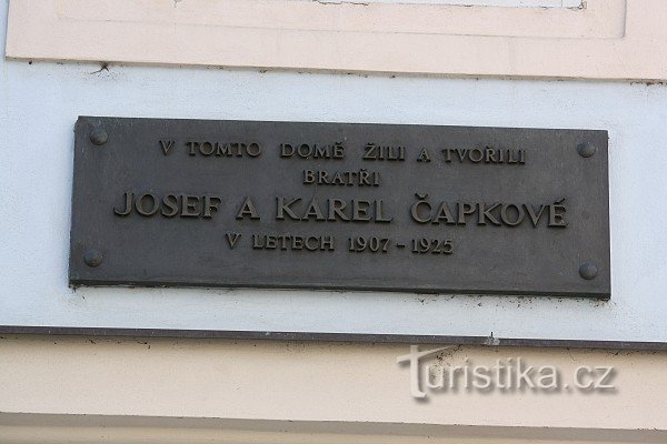 Praga, placa memorial dos irmãos Čapk no Malá Strana