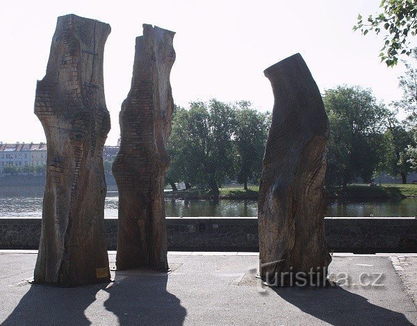 Praga, escultura Titans em Kampa