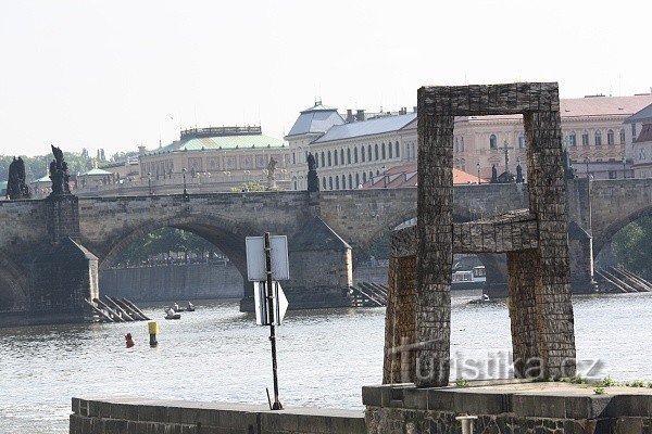 Praga, rzeźba Židle na Kampa