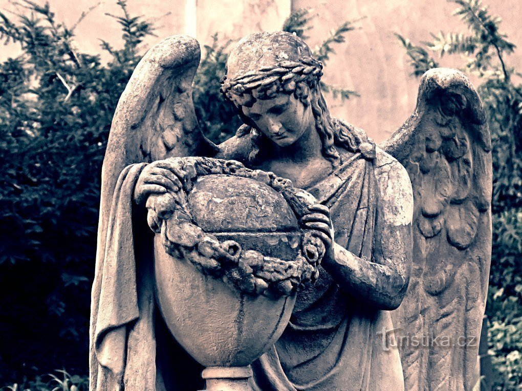 プラハ (Smíchov) - Malostranský hřbitov または頭のない天使が飛ぶ場所