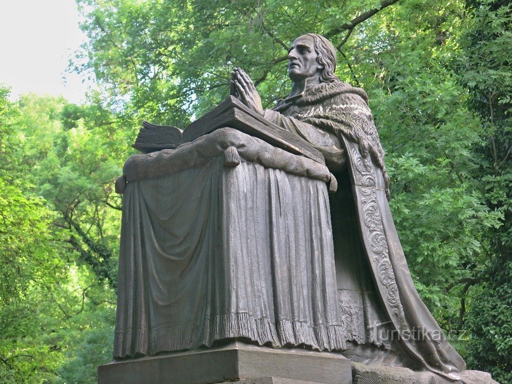 Praga (Smíchov) - lápida del obispo Thun - Hohenstein en el cementerio de Malostranské