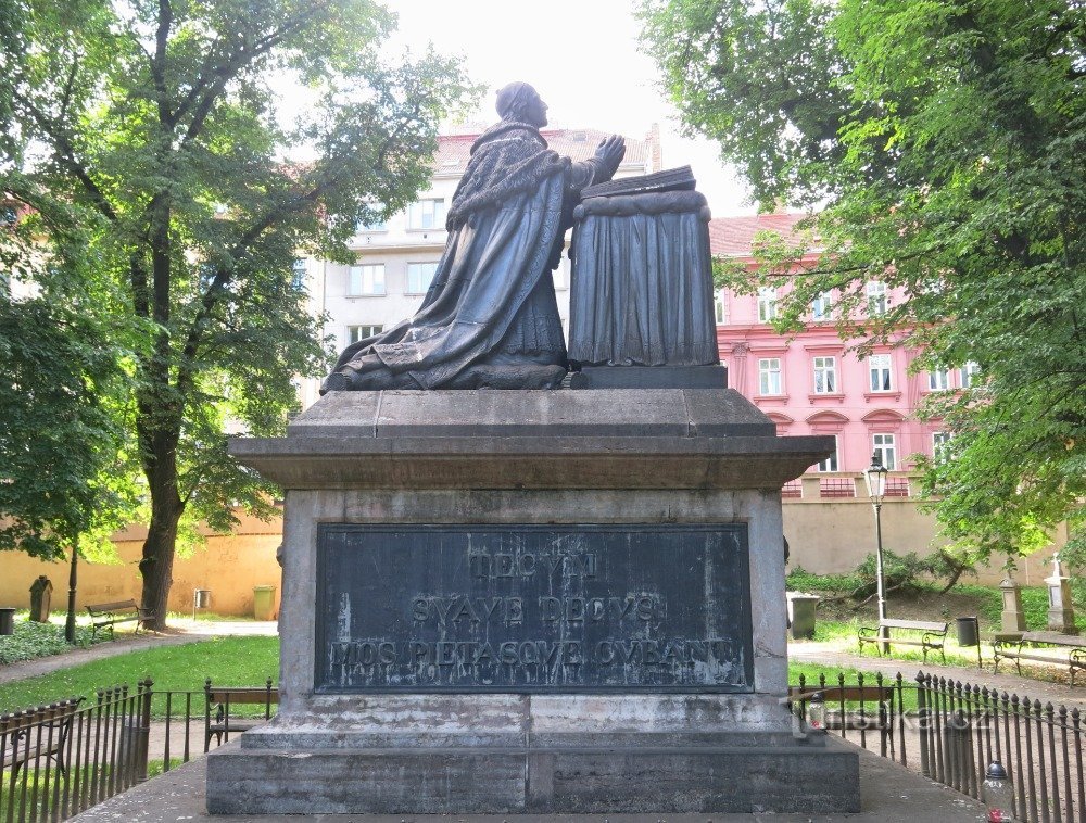 Praga (Smíchov) - lapide del vescovo Thun - Hohenstein nel cimitero di Malostranské