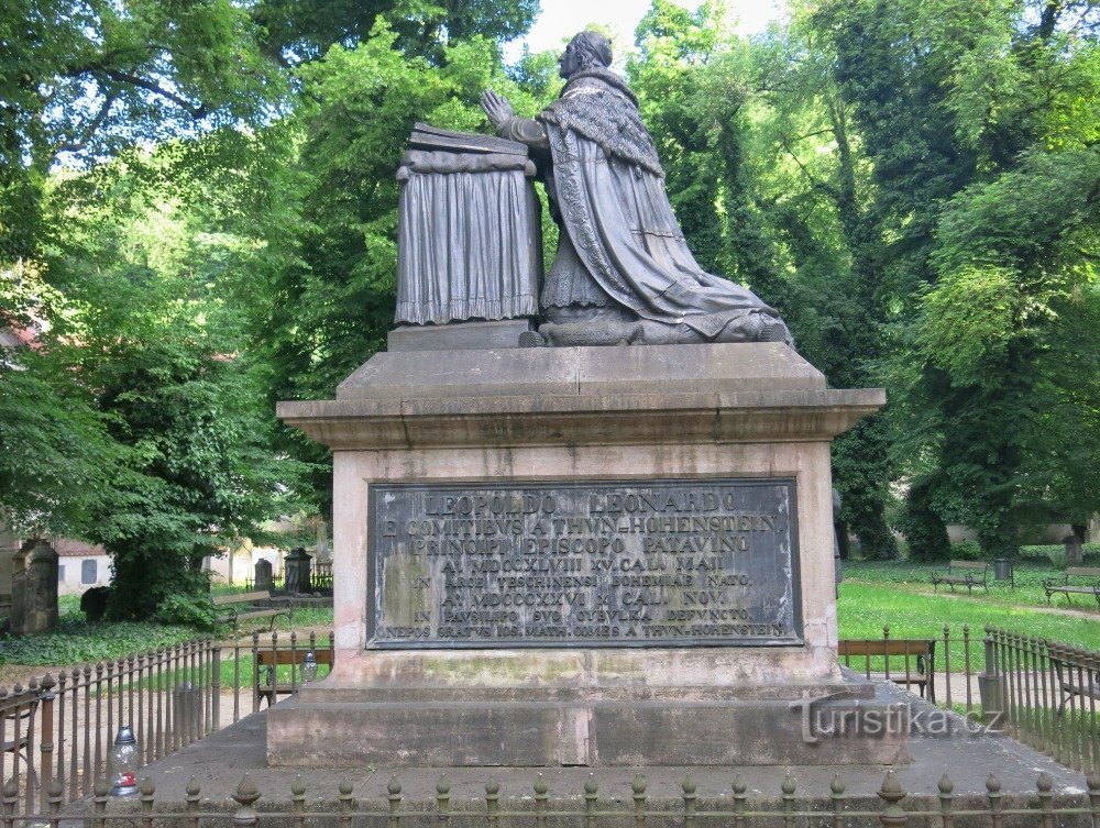 Prag (Smíchov) - Grabstein des Bischofs Thun - Hohenstein auf dem Friedhof Malostranské