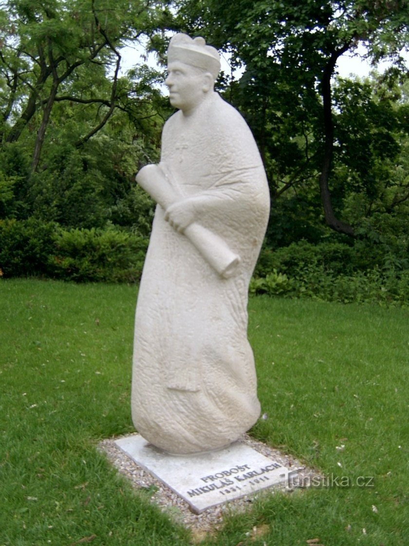 Prag - Statue des Propstes Mikuláš Karlach