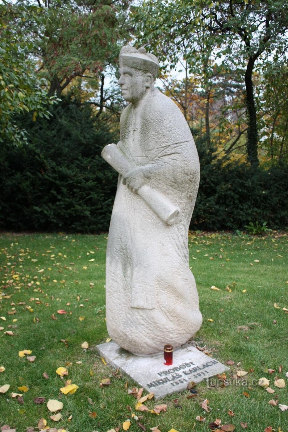 Prag - statue af prost Mikuláš Karlach