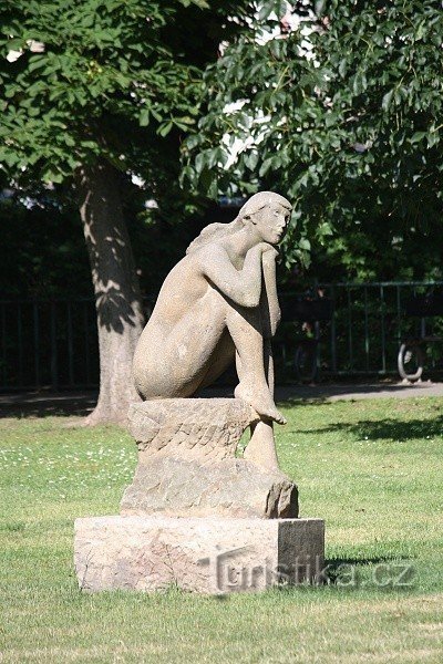 Prag, skulptur Siddende pige af Jan Hána