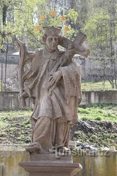 Praga, estátua de São João de Nepomuk na Rua Bieblo