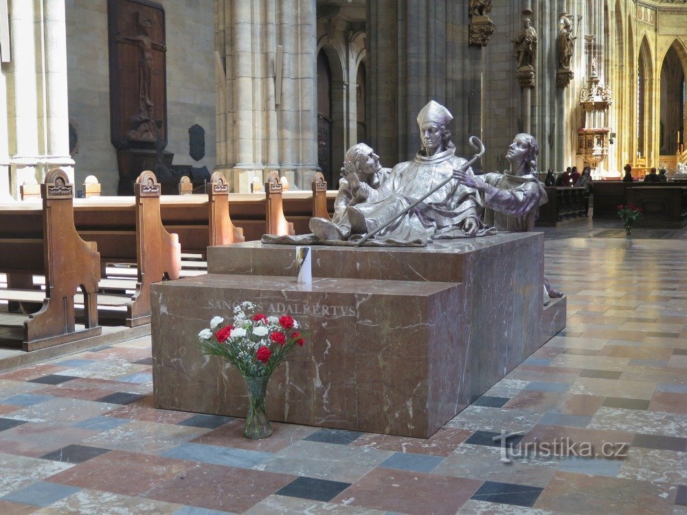 Praga - estátua de St. Vojtěch, Radim e Radly na Catedral de São Vito