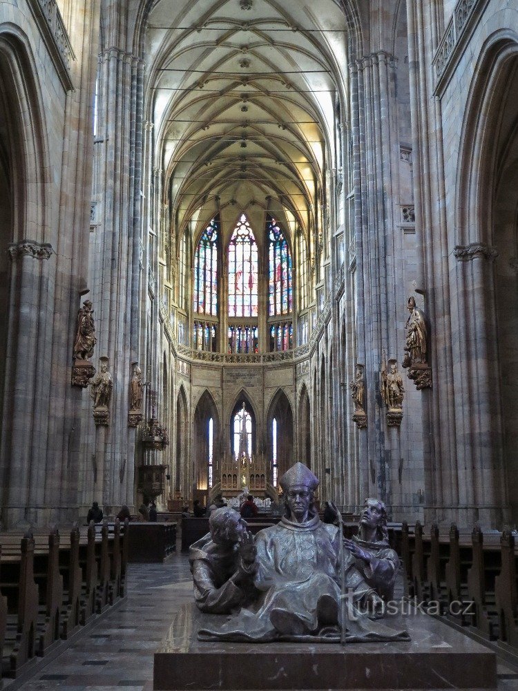 Praga - estátua de St. Vojtěch, Radim e Radly na Catedral de São Vito