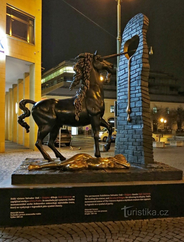 Praga (Città Vecchia) - L'unicorno di Dalí in Piazza della Repubblica
