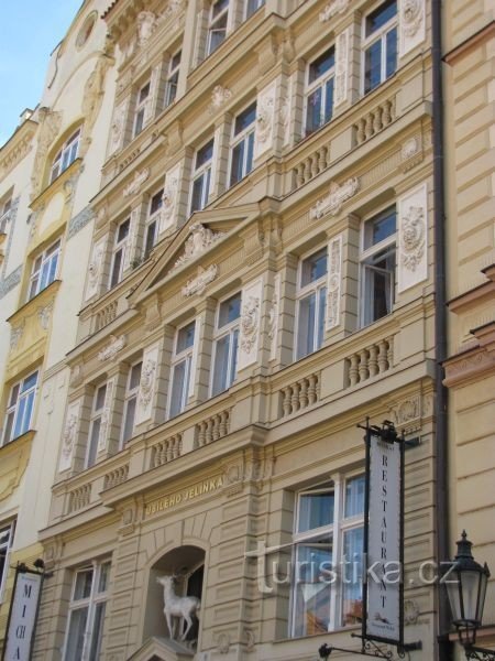 Praga, Cidade Velha - U Bílého jelínek house