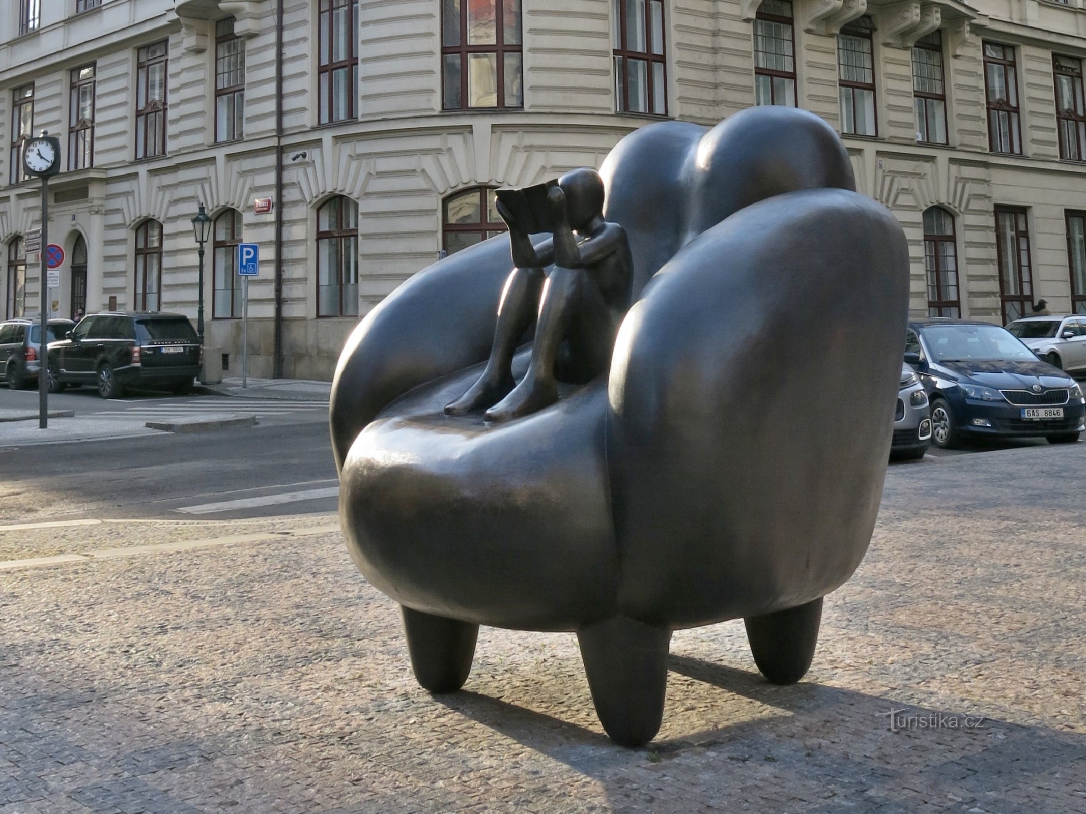 Prag (Altstadt) – Rónův Čtenář auf einem Stuhl auf dem Franz-Kafka-Platz