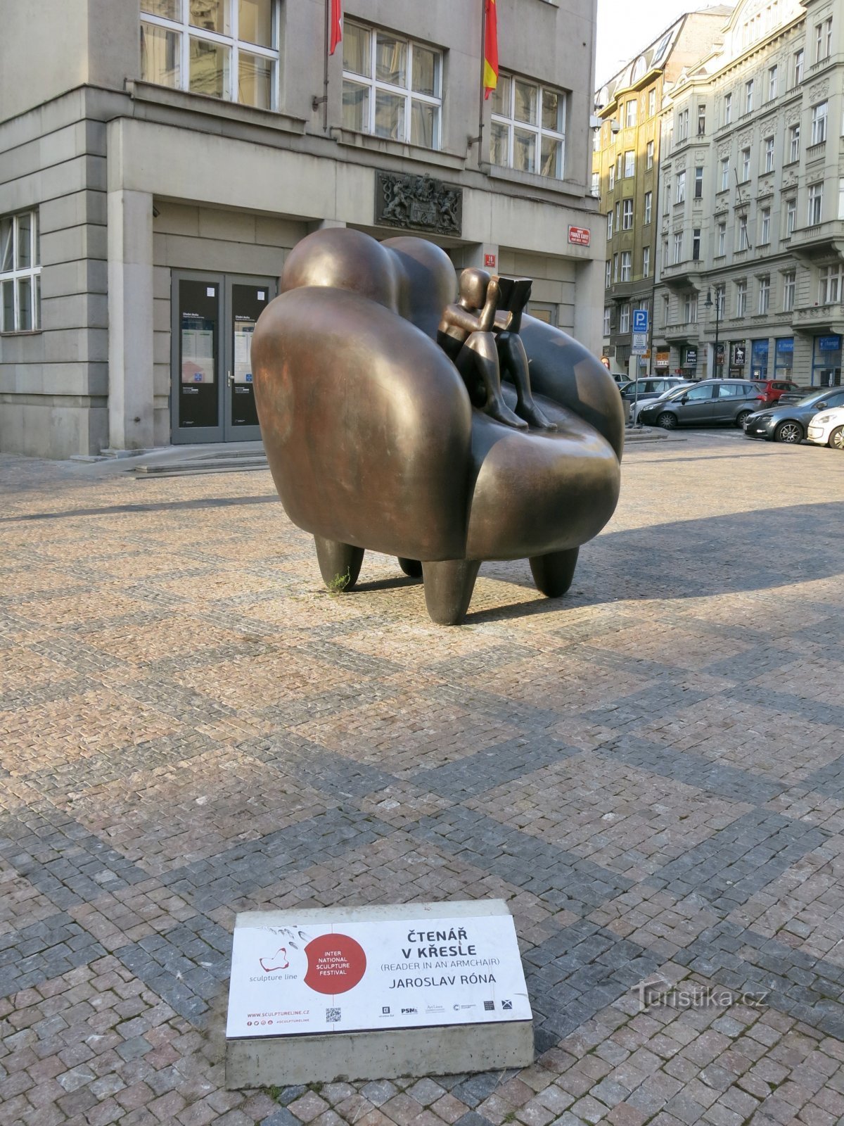 Prague (vieille ville) – Rónův Čtenář sur une chaise sur la place Franz Kafka
