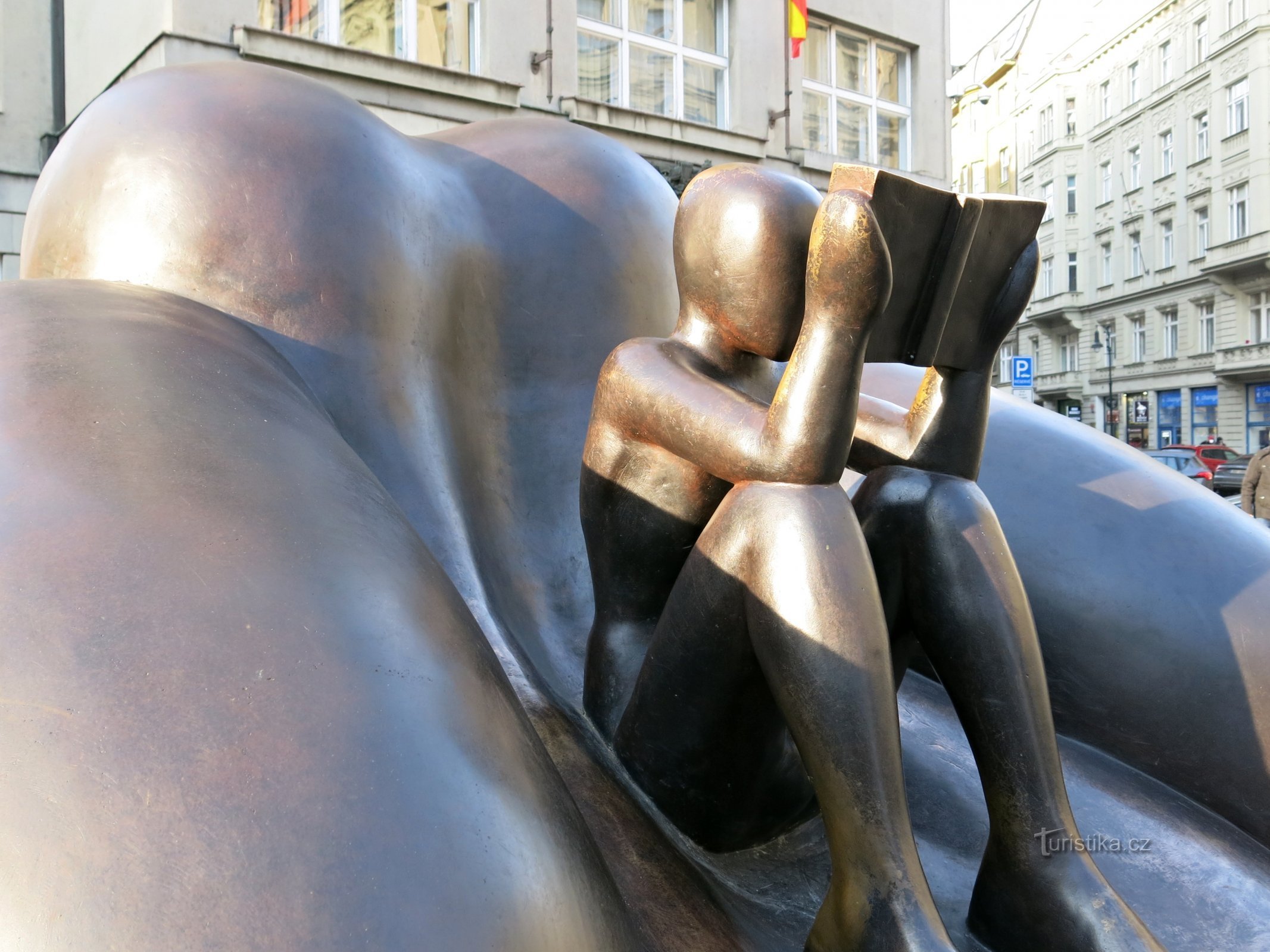 Prag (Altstadt) – Rónův Čtenář auf einem Stuhl auf dem Franz-Kafka-Platz