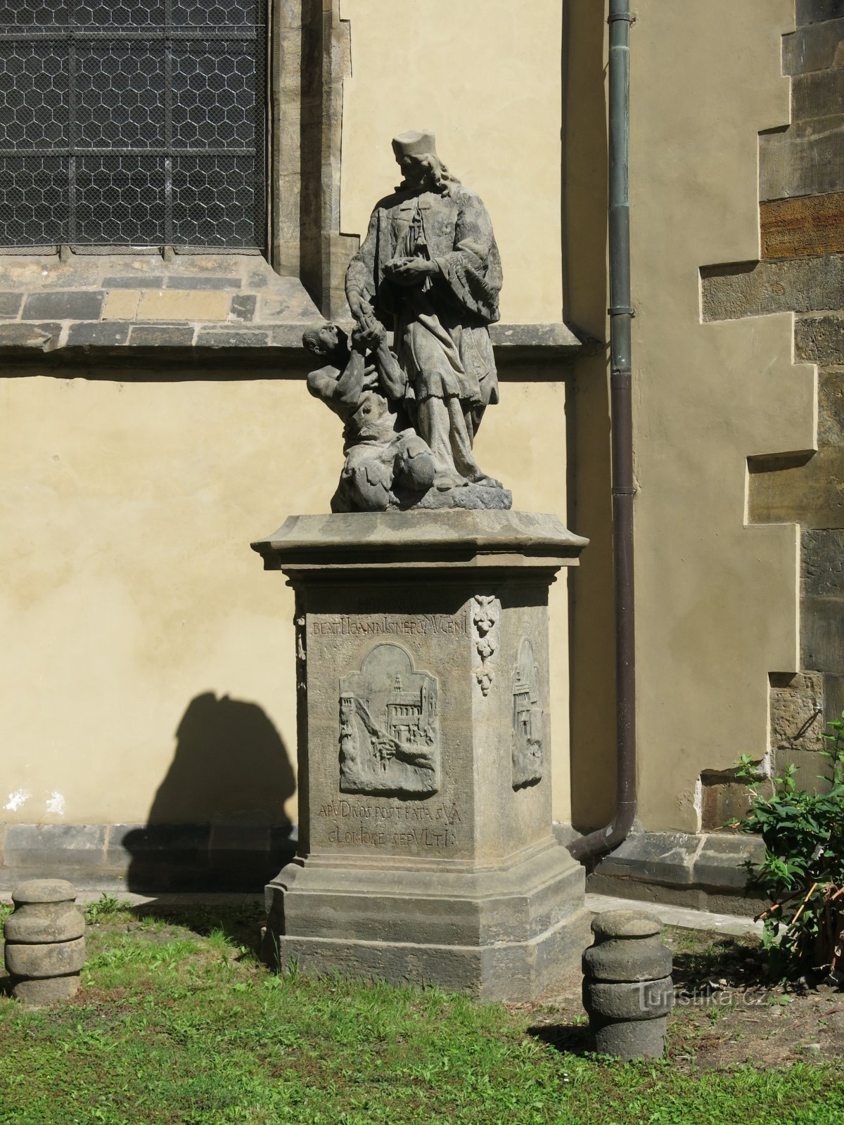 Prag (Altstadt) – Statue des hl. Johannes von Nepomuck Almosenmann